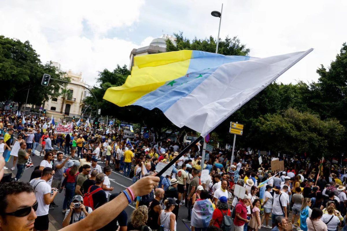 На Канарских островах прошла акция протеста из-за массового туризма - ФОТО/ВИДЕО